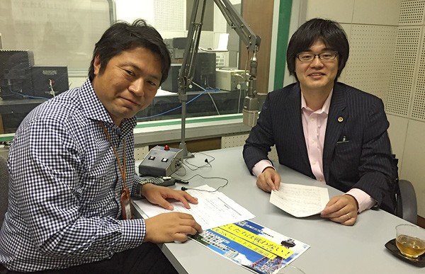 パーソナリティーの卓田和広アナウンサー(左)と札幌弁護士会 池田賢太 弁護士(右)