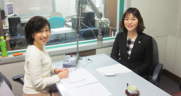 パーソナリティーの森理恵アナウンサー(左)と札幌弁護士会高齢者・障害者支援委員会の髙橋智美(右)