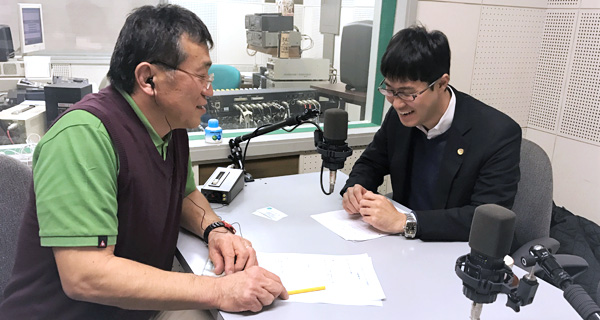 アナウンサーの内藤克さんと札幌弁護士会 大曲薫さん