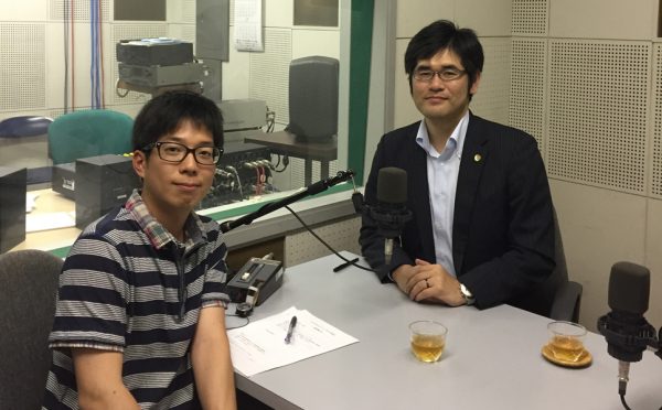 アナウンサーの堀内大輝さん(左)と札幌弁護士会 大崎康二弁護士(右)