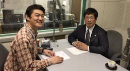 パーソナリティーの山内要一アナウンサー(左)と札幌弁護士会会長の太田賢二弁護士(右)